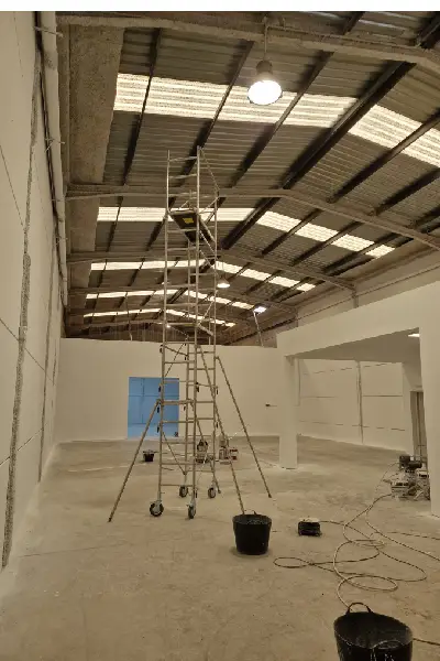 Proyecto de pintura técnica en naves industriales y mantenimiento de techos de grandes superficies con andamios. Profesionales pintores industriales