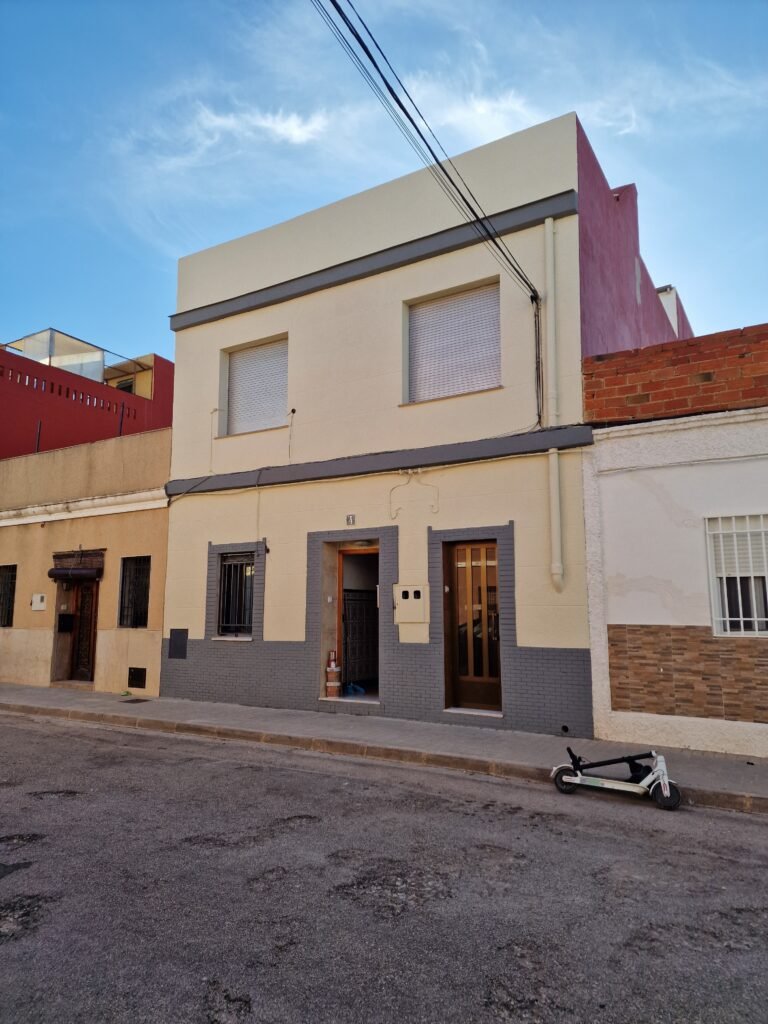 Acabado profesional de pintura de exteriores en casa de pueblo rehabilitada por expertos pintores de fachadas.