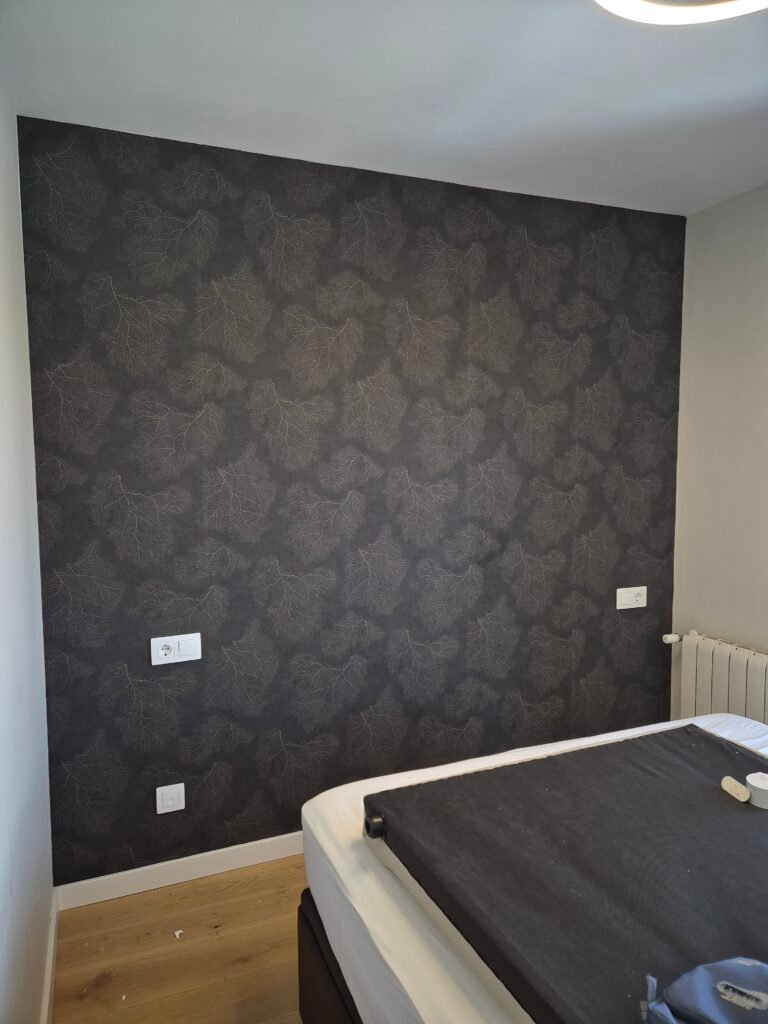 resultado de empapelar un pared por pintores en valencia