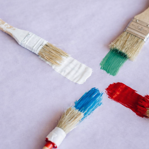 pinceles de colores de servicios de pintura