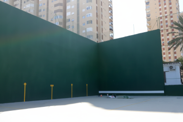 Mantenimiento de pintura para pistas deportivas y frontones en Valencia con revestimientos resistentes a la intemperie.